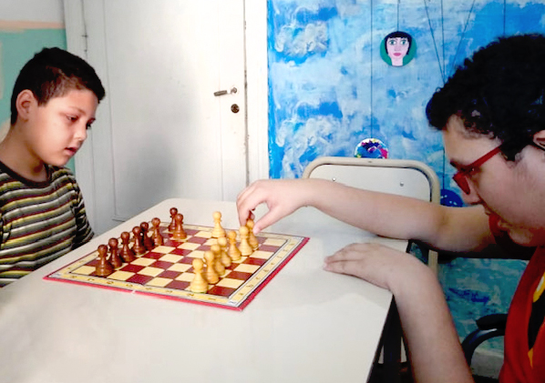 Proyecto Puente. Dos personas jugando al ajedrez